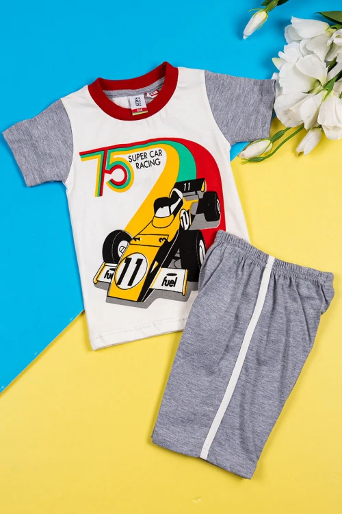 بيجاما أطفال قطعتين تيشيرت لون أبيض بياقة لون عودي مزين برسومات و كتابات من الأمام مع شورت لون رمادي