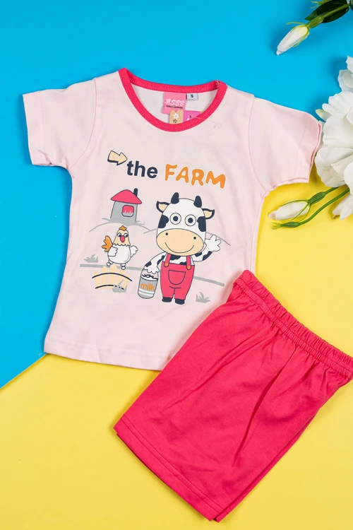 بيجاما بناتي قطعتين تيشيرت لون وردي فاتح مزين برسومات من الأمام مع شورت لون فوشي
