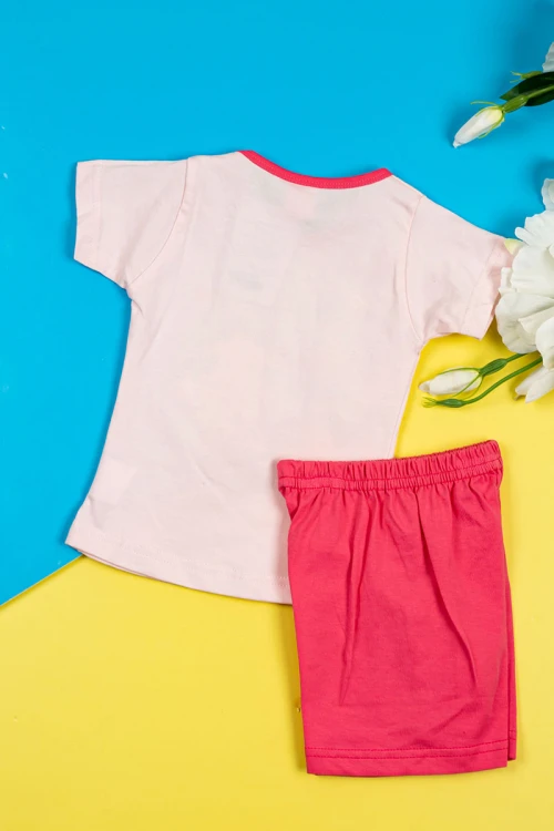 بيجاما بناتي قطعتين تيشيرت لون وردي فاتح مزين برسومات من الأمام مع شورت لون فوشي