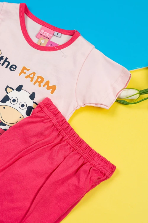 بيجاما بناتي قطعتين تيشيرت لون وردي فاتح مزين برسومات من الأمام مع شورت لون فوشي