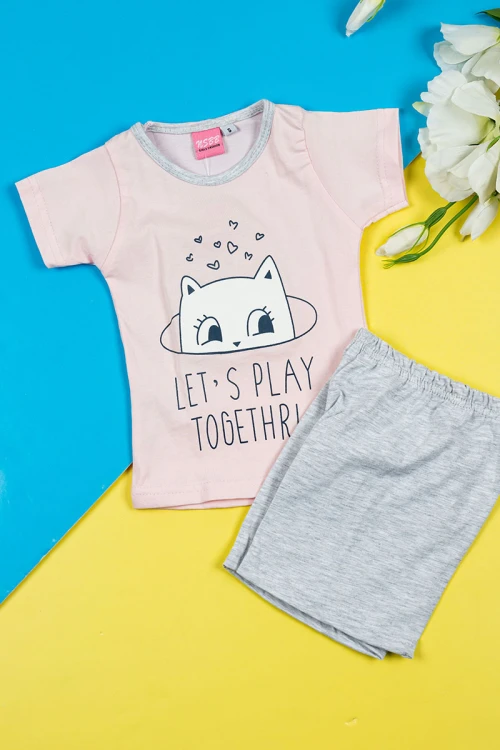بيجاما بناتي قطعتين تيشيرت لون وردي فاتح مزين برسومات و كتابات من الأمام مع شورت لون رماد ي فاتح