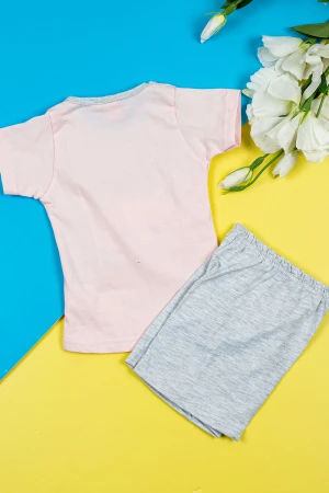 بيجاما بناتي قطعتين تيشيرت لون وردي فاتح مزين برسومات و كتابات من الأمام مع شورت لون رماد ي فاتح 