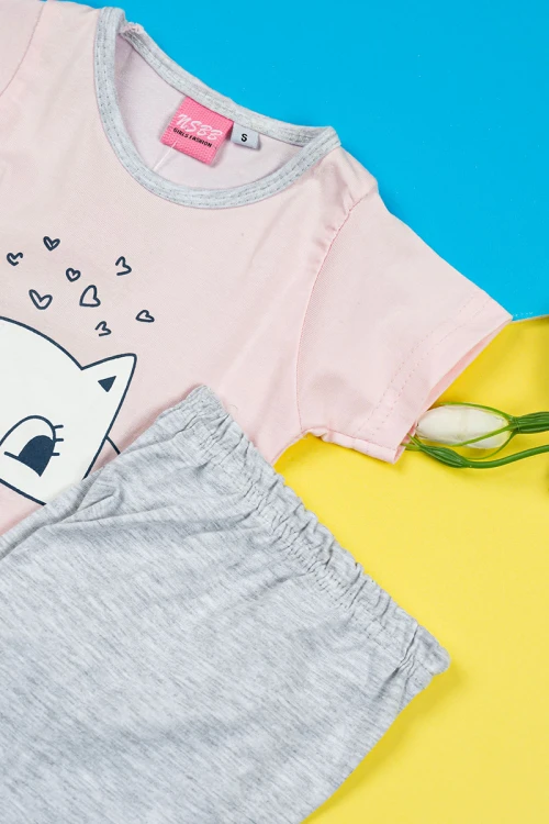 بيجاما بناتي قطعتين تيشيرت لون وردي فاتح مزين برسومات و كتابات من الأمام مع شورت لون رماد ي فاتح