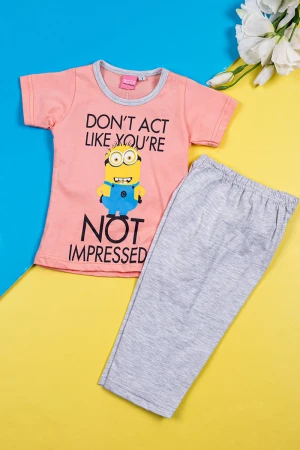 بيجاما بناتي قطعتين تيشيرت لون خربزي مزين برسومات و كتابات من الأمام مع بنطلون لون رمادي فاتح 