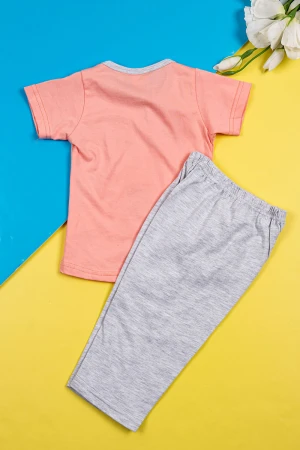 بيجاما بناتي قطعتين تيشيرت لون خربزي مزين برسومات و كتابات من الأمام مع بنطلون لون رمادي فاتح 
