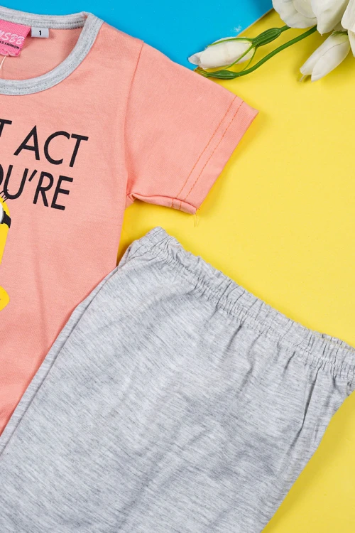 بيجاما بناتي قطعتين تيشيرت لون خربزي مزين برسومات و كتابات من الأمام مع بنطلون لون رمادي فاتح