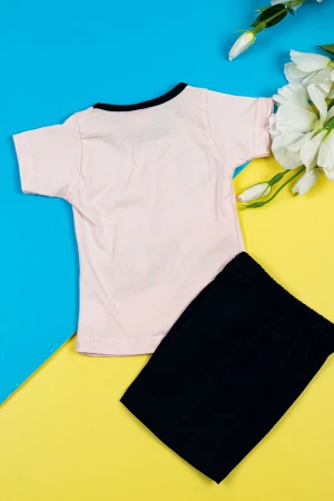 بيجاما بناتي قطعتين تيشيرت لون وردي فاتح مزين برسومات و كتابات من الأمام مع شورت لون أسود