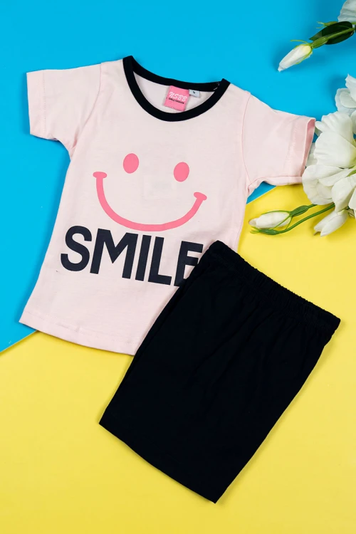 بيجاما بناتي قطعتين تيشيرت لون وردي فاتح مزين برسومات و كتابات من الأمام مع شورت لون أسود