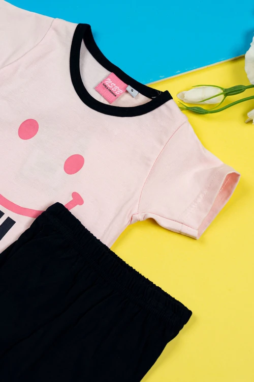 بيجاما بناتي قطعتين تيشيرت لون وردي فاتح مزين برسومات و كتابات من الأمام مع شورت لون أسود