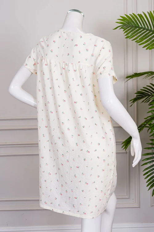 قميص نسائي قصير لون اوف وايت مشجر بياقة دائرية وأكمام قصيرة