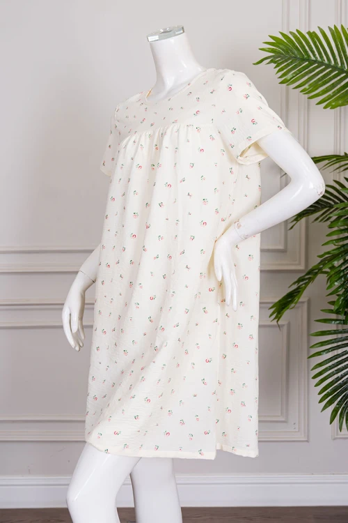 قميص نسائي قصير لون اوف وايت مشجر بياقة دائرية وأكمام قصيرة