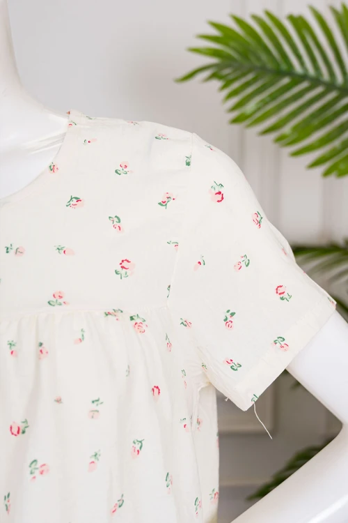 قميص نسائي قصير لون اوف وايت مشجر بياقة دائرية وأكمام قصيرة