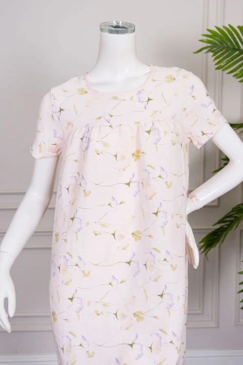 قميص نسائي قصير لون خربزي فاتح مشجر بياقة دائرية وأكمام قصيرة