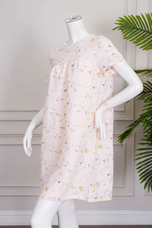 قميص نسائي قصير لون خربزي فاتح مشجر بياقة دائرية وأكمام قصيرة