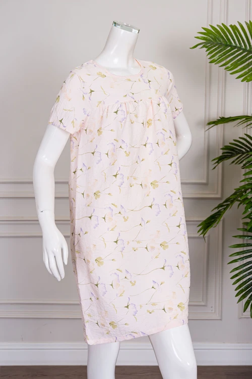 قميص نسائي قصير لون خربزي فاتح مشجر بياقة دائرية وأكمام قصيرة