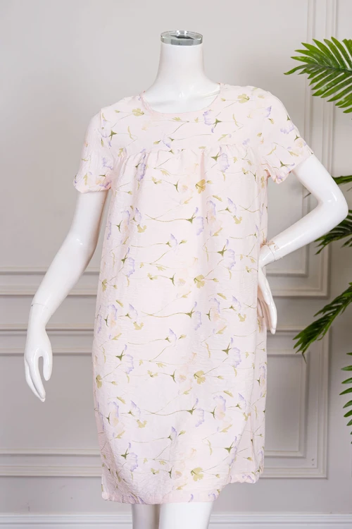 قميص نسائي قصير لون خربزي فاتح مشجر بياقة دائرية وأكمام قصيرة