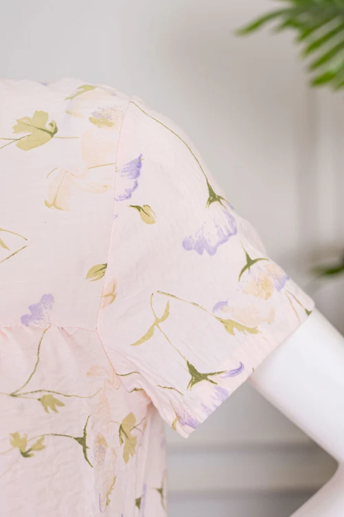 قميص نسائي قصير لون خربزي فاتح مشجر بياقة دائرية وأكمام قصيرة