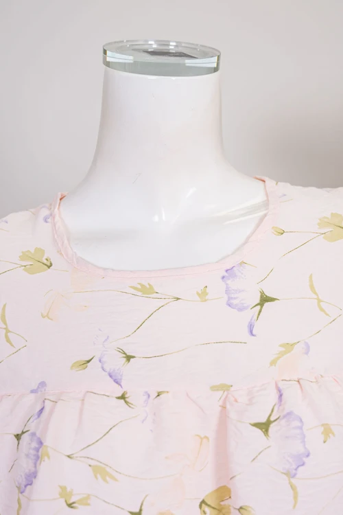 قميص نسائي قصير لون خربزي فاتح مشجر بياقة دائرية وأكمام قصيرة