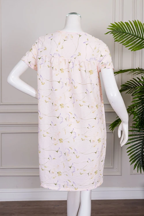 قميص نسائي قصير لون خربزي فاتح مشجر بياقة دائرية وأكمام قصيرة