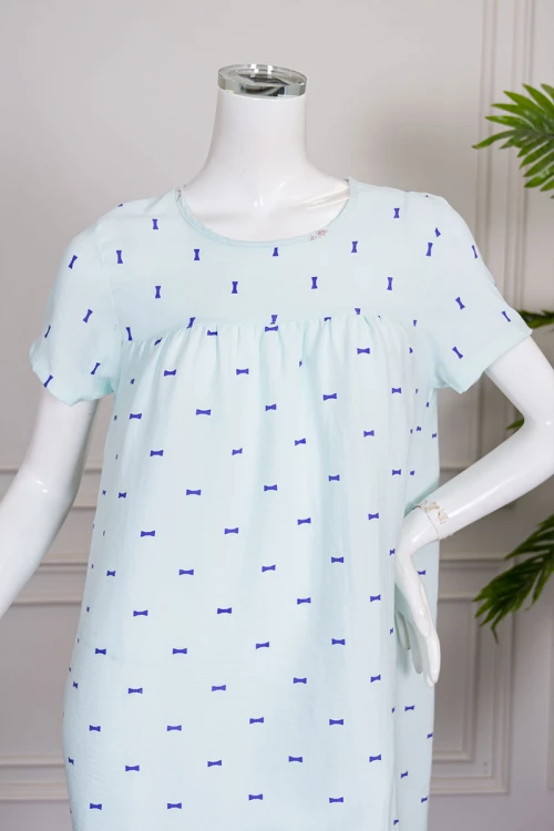 قميص نسائي قصير لون تيفاني فاتح مزين بالفيونكات البنفسجية ياقة دائرية وأكمام قصيرة