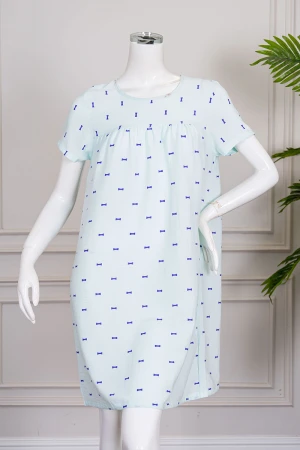 قميص نسائي قصير لون تيفاني فاتح مزين بالفيونكات البنفسجية ياقة دائرية وأكمام قصيرة 