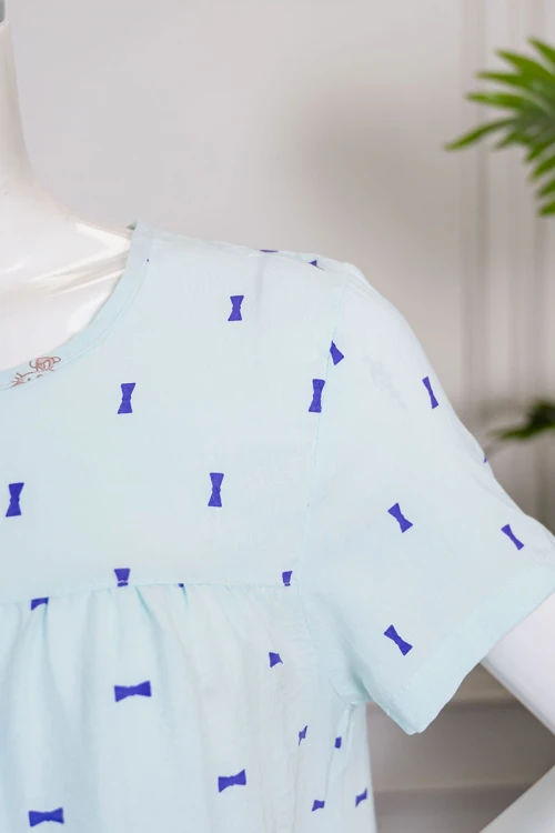 قميص نسائي قصير لون تيفاني فاتح مزين بالفيونكات البنفسجية ياقة دائرية وأكمام قصيرة