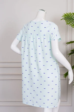 قميص نسائي قصير لون تيفاني فاتح مزين بالفيونكات البنفسجية ياقة دائرية وأكمام قصيرة 