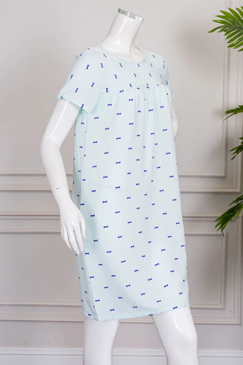 قميص نسائي قصير لون تيفاني فاتح مزين بالفيونكات البنفسجية ياقة دائرية وأكمام قصيرة