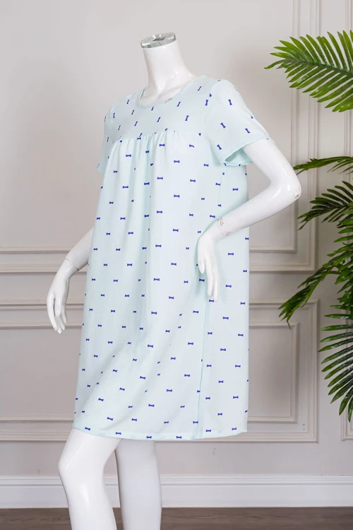 قميص نسائي قصير لون تيفاني فاتح مزين بالفيونكات البنفسجية ياقة دائرية وأكمام قصيرة