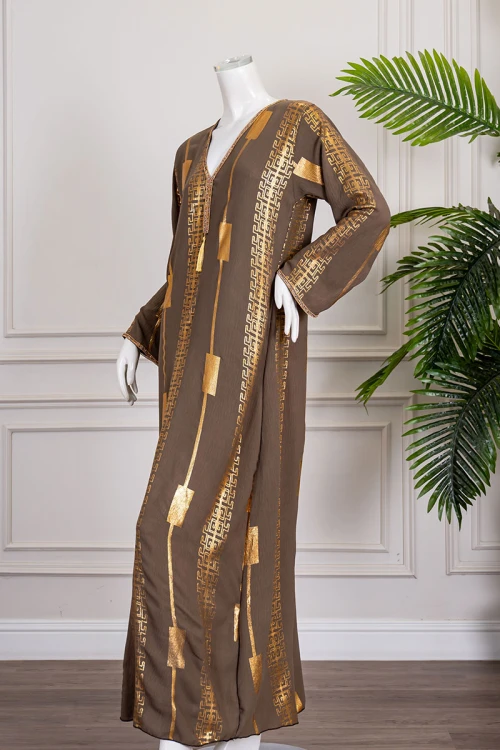 جلابية نسائية طويلة لون بني مزينة بزخارف باللون الذهبي ياقة بقصة سبعة و أكمام طويلة