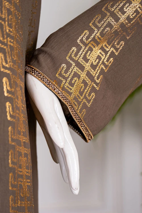 جلابية نسائية طويلة لون بني مزينة بزخارف باللون الذهبي ياقة بقصة سبعة و أكمام طويلة