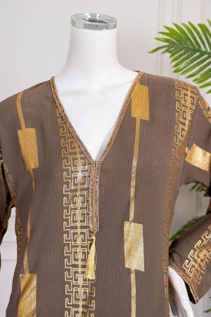 جلابية نسائية طويلة لون بني مزينة بزخارف باللون الذهبي ياقة بقصة سبعة و أكمام طويلة