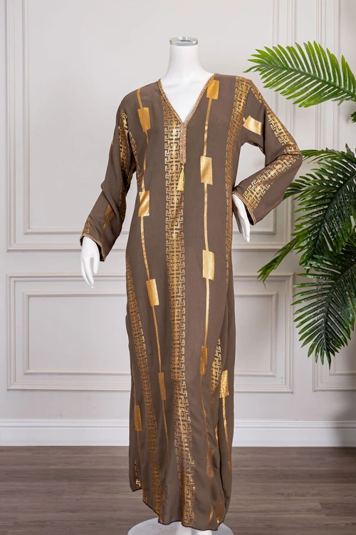 جلابية نسائية طويلة لون بني مزينة بزخارف باللون الذهبي ياقة بقصة سبعة و أكمام طويلة