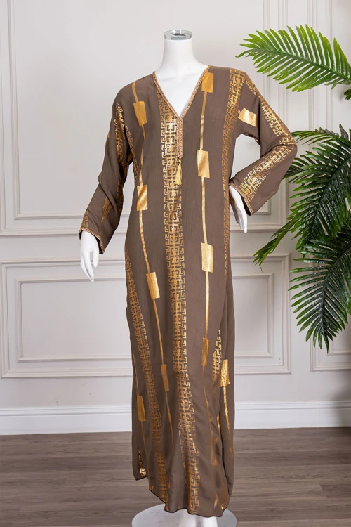 جلابية نسائية طويلة لون بني مزينة بزخارف باللون الذهبي ياقة بقصة سبعة و أكمام طويلة