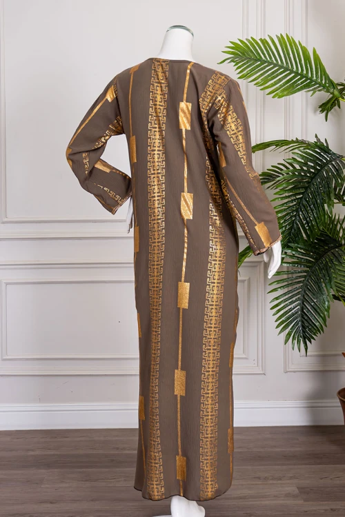 جلابية نسائية طويلة لون بني مزينة بزخارف باللون الذهبي ياقة بقصة سبعة و أكمام طويلة