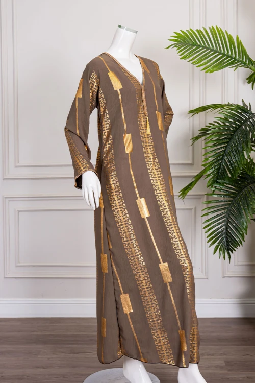 جلابية نسائية طويلة لون بني مزينة بزخارف باللون الذهبي ياقة بقصة سبعة و أكمام طويلة