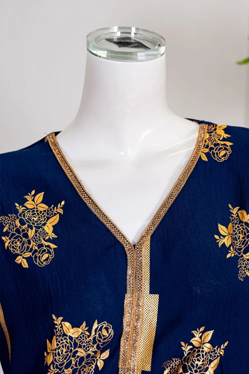 جلابية نسائية طويلة لون كحلي مزينة بزخارف باللون الذهبي ياقة بقصة سبعة و أكمام طويلة