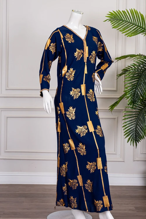 جلابية نسائية طويلة لون كحلي مزينة بزخارف باللون الذهبي ياقة بقصة سبعة و أكمام طويلة