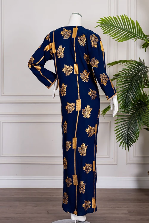 جلابية نسائية طويلة لون كحلي مزينة بزخارف باللون الذهبي ياقة بقصة سبعة و أكمام طويلة