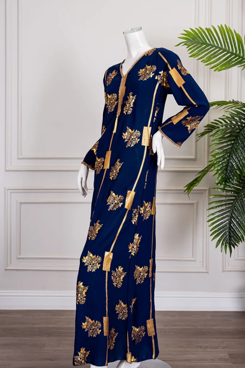 جلابية نسائية طويلة لون كحلي مزينة بزخارف باللون الذهبي ياقة بقصة سبعة و أكمام طويلة