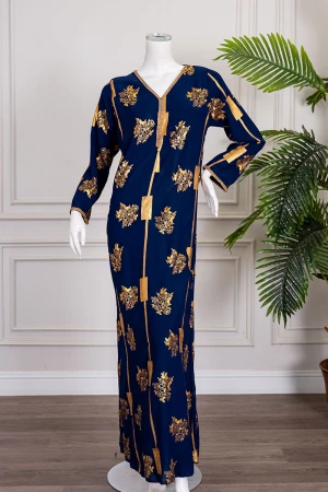 جلابية نسائية طويلة لون كحلي مزينة بزخارف باللون الذهبي ياقة بقصة سبعة و أكمام طويلة 