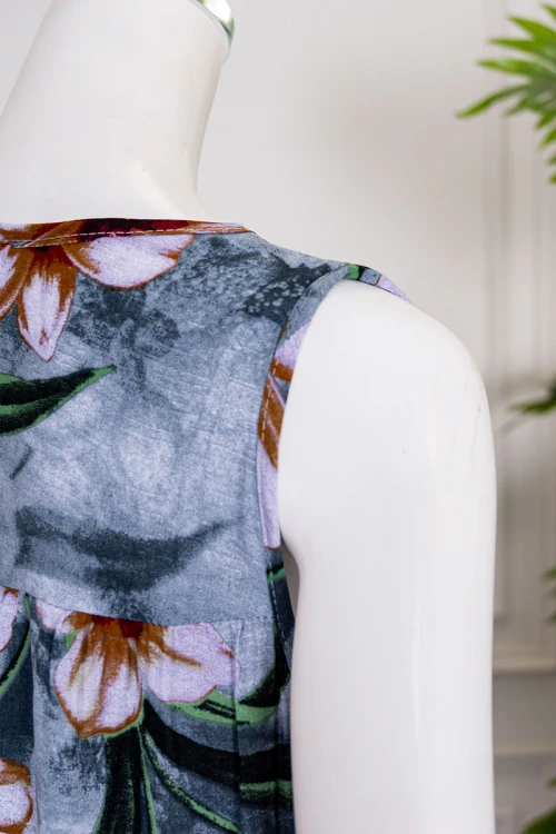 قميص نسائي قصير لون رصاصي مشجر ياقة دائرية و بدون أكمام