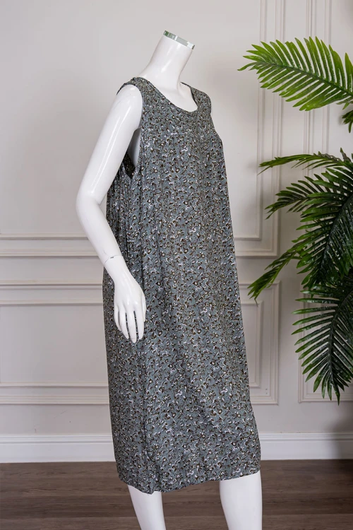 قميص نسائي قصير لون رصاصي مشجر ياقة دائرية و بدون أكمام