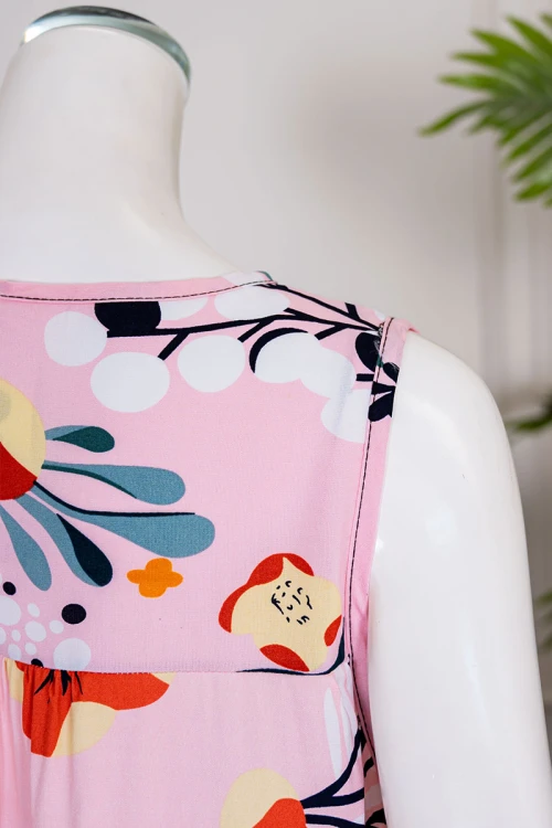 قميص نسائي قصير لون وردي مشجر ياقة دائرية و بدون أكمام