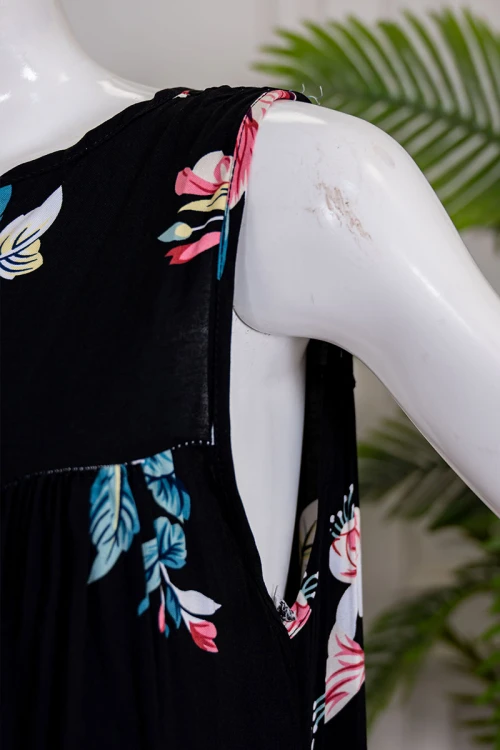 قميص نسائي قصير لون أسود مشجر ياقة دائرية و بدون أكمام