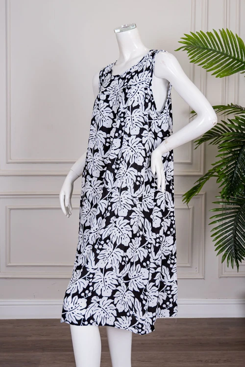 قميص نسائي قصير لون أسود مشجر اللون الأبيض ياقة دائرية و بدون أكمام