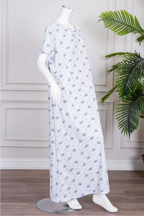 قميص نسائي طويل لون رمادي فاتح مشجر ياقة دائرية بأزرار من الأمام و بأكمام قصيرة