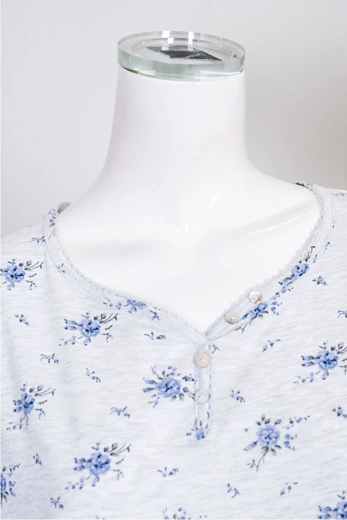 قميص نسائي طويل لون رمادي فاتح مشجر ياقة دائرية بأزرار من الأمام و بأكمام قصيرة