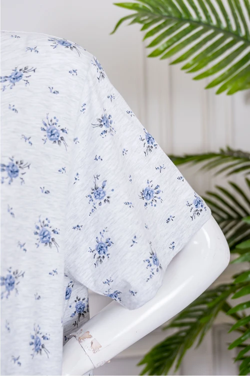 قميص نسائي طويل لون رمادي فاتح مشجر ياقة دائرية بأزرار من الأمام و بأكمام قصيرة