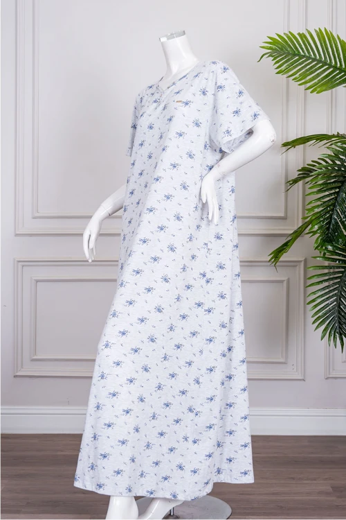 قميص نسائي طويل لون رمادي فاتح مشجر ياقة دائرية بأزرار من الأمام و بأكمام قصيرة